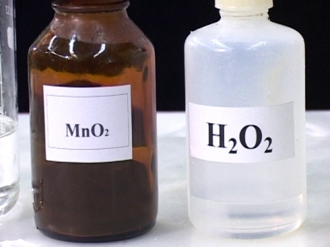 Перекись водорода вода кислород. Диоксид марганца и пероксид водорода. Пероксид марганца. Пероксид водорода с марганцовкой. Пероксид водорода и оксид марганца.