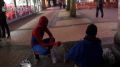 20-летний парень каждую ночь надевает костюм человека-паука, чтобы купить еду для бездомных