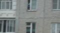 Ребенок в открытом окне на 8 этаже.