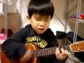 Очень маленький мальчик играет на гитаре. [www.keepvid.com]