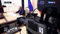 Репортаж о том, как Владимир Путин поймал карандаш, падающий со стола