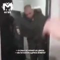 В Красноярске пьяный полковник перепутал свою квартиру с чужой и принялся силой ломиться в дверь