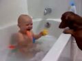 Смешной малыш принимает ванну