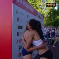 Забавный фейл: бегуньи зацепились сережками, поздравляя друг друга после финиша