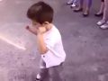 Малыш танцует под музыку Майкла Джексона