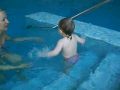 Годовалый ребенок умеет нырять и плавать!